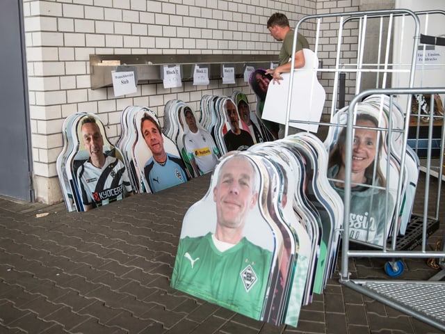 Pappfiguren im Stadion von Gladbach.