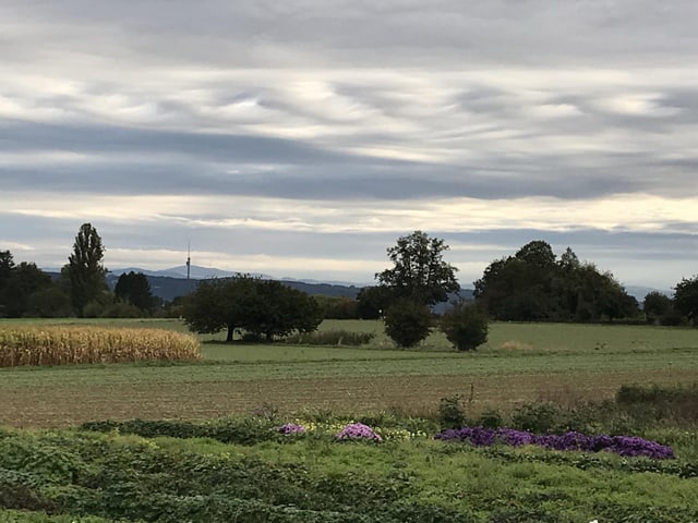 Die Wolken über der Landschaft haben Wellenform. Die Wolken über der Landschaft haben Wellenform.
