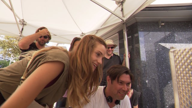 Noémie Schmidt und Michael Steiner sehen sich eine Aufnahme am Monitor an. Noémie Schmidt und Michael Steiner sehen sich eine Aufnahme am Monitor an.