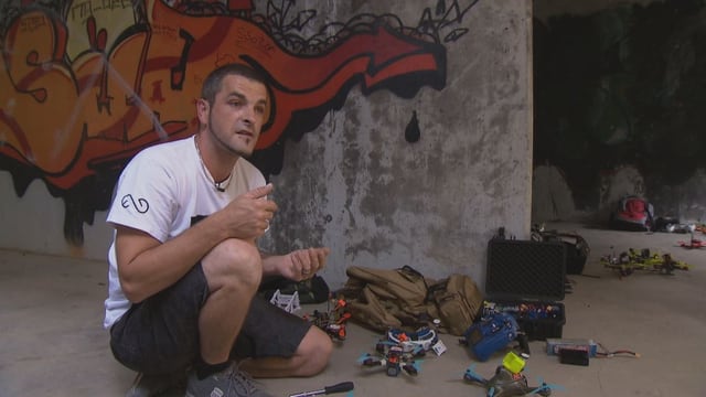 Sascha Müller mit vier seiner Renn-Drohnen Sascha Müller mit vier seiner Renn-Drohnen