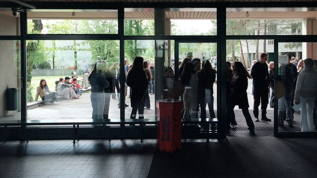 Oberstufenschüler vor einem Schulhaus Oberstufenschüler vor einem Schulhaus