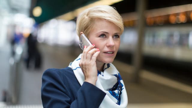 Nathalie Rickli mit Handy. Nathalie Rickli mit Handy.