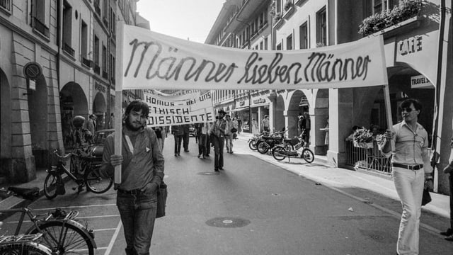 Demonstranten mit Banner «Männer lieben Männer» Demonstranten mit Banner «Männer lieben Männer»