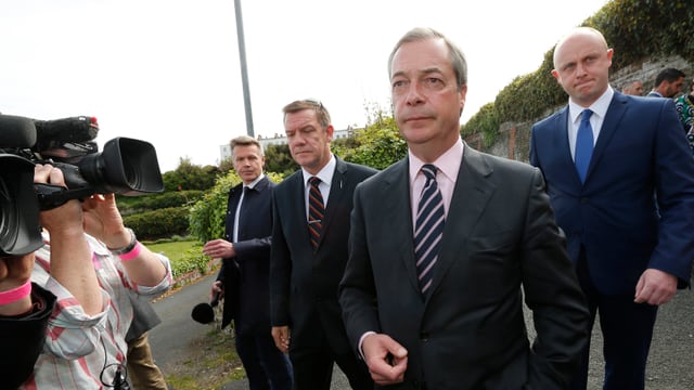 Nigel Farage vor Medienschaffenden. Nigel Farage vor Medienschaffenden.