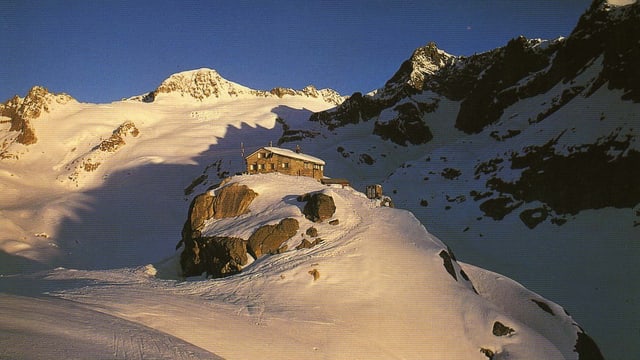 Albert Heim-Hütte umgeben von Schnee und Bergen. Albert Heim-Hütte umgeben von Schnee und Bergen.