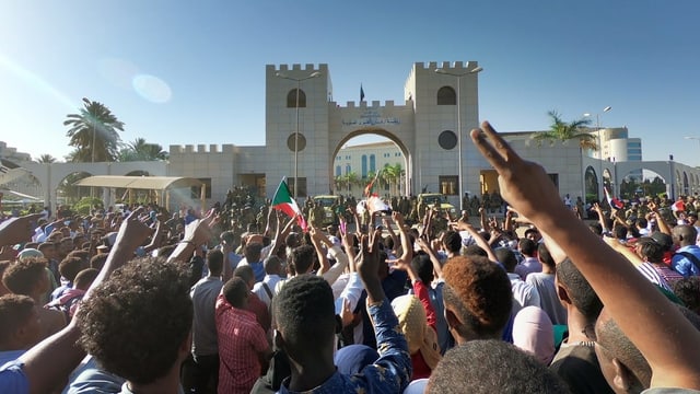 Protestierende vor der Zentrale der Streitkräfte in der sudanesischen Hauptstadt Khartum Protestierende vor der Zentrale der Streitkräfte in der sudanesischen Hauptstadt Khartum
