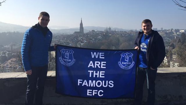 Zwei Evertonfans mit Fan-Banner im Rosengarten.