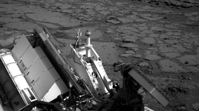 Foto von Curiositiy beim Einsatz in der Yellowknife Bay auf dem Mars.