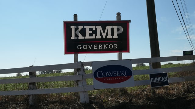 Dreissig Autominuten südwestlich liegt Walton County. Der Bezirk ist eine Bastion der Republikaner und wählte Brian Kemp zu fast 60%. Dreissig Autominuten südwestlich liegt Walton County. Der Bezirk ist eine Bastion der Republikaner und wählte Brian Kemp zu fast 60%.