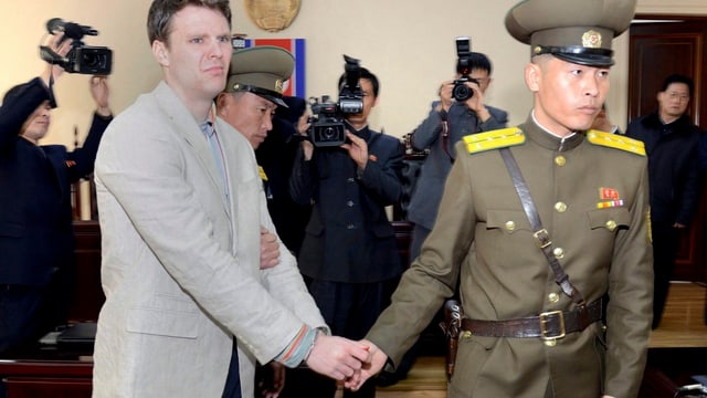 Otto Warmbier und zwei nordkoreanische Soldaten. Otto Warmbier und zwei nordkoreanische Soldaten.