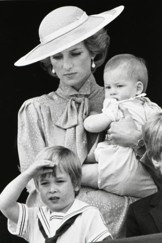 Prinzessin Diana mit ihren beiden Söhnen William und Harry. Prinzessin Diana mit ihren beiden Söhnen William und Harry.