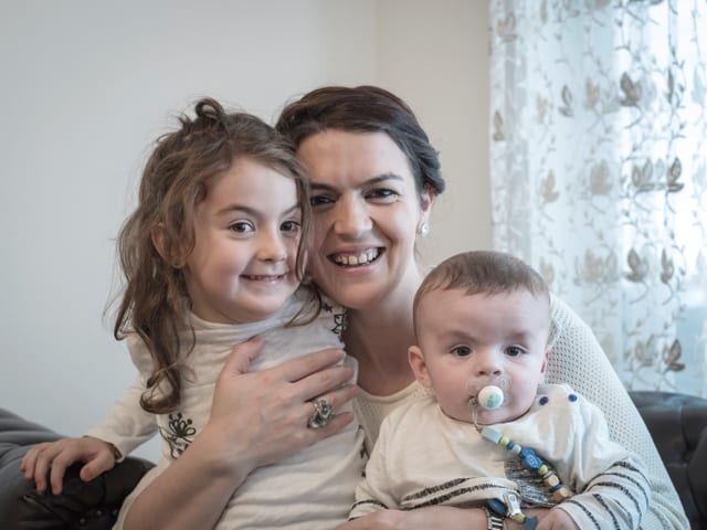 Diar mit seiner Mutter Sukrije und grossen Schwester Maidas. Diar mit seiner Mutter Sukrije und grossen Schwester Maidas.