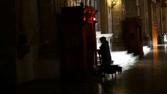 Frau vor dem Beichthaus Frau vor dem Beichthaus