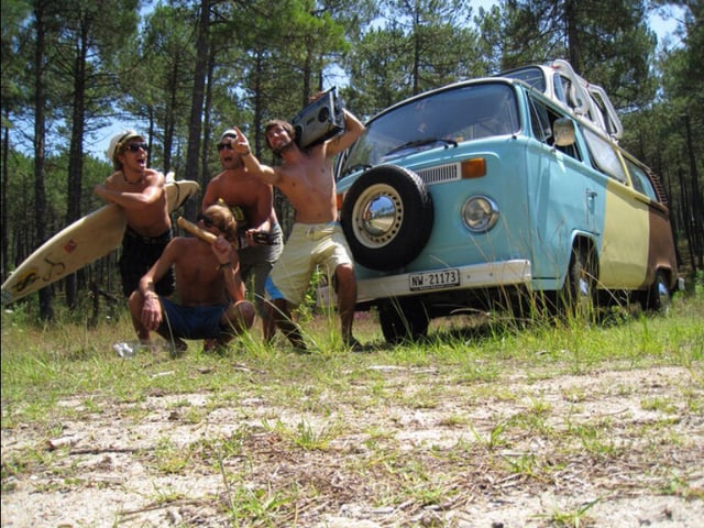 Surfbrett, Ghettoblaster und eine Handvoll guter Freunde. Daniel Bircher schickt diesen Bus ins Rennen.