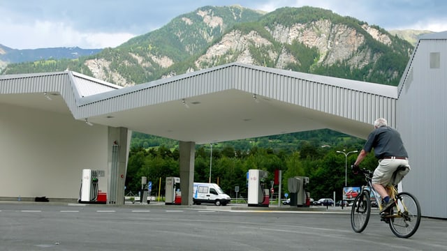 Tranter auter è era vegnì vendì dapli carburant. Tranter auter è era vegnì vendì dapli carburant.