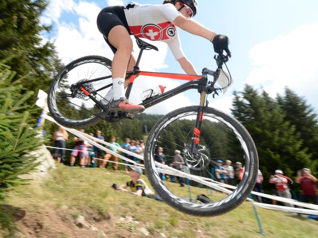 Ronja Blöchlinger bei einem Sprung Ronja Blöchlinger bei einem Sprung