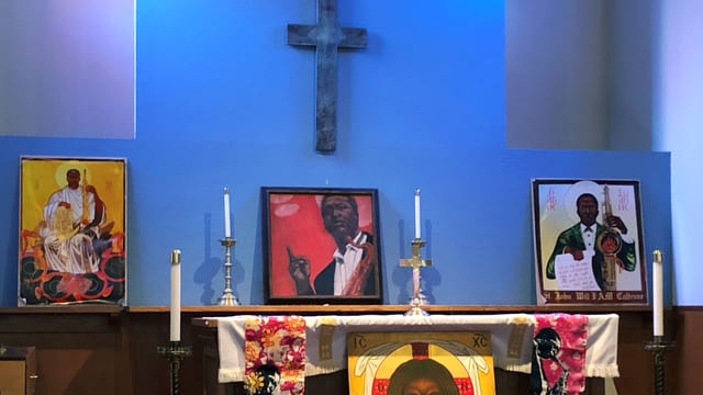 Ein Schrein mit einem Kreuz und Bildern eines Musikers. Ein Schrein mit einem Kreuz und Bildern eines Musikers.