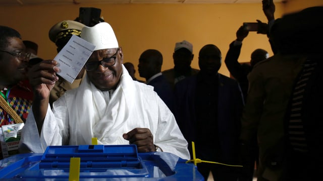 Ibrahim Boubacar Keïta bei der Stimmabgabe Ibrahim Boubacar Keïta bei der Stimmabgabe