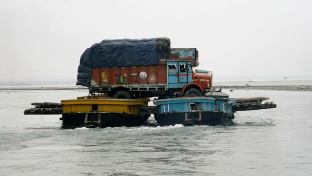 Der Brahmaputra dient in Indien als Verkehrsweg und Lebensgrundlage. Der Brahmaputra dient in Indien als Verkehrsweg und Lebensgrundlage.