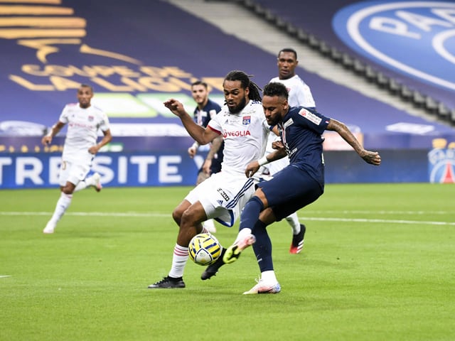 Neymar (vorne) im Zweikampf mit Lyons Jason Denayer. Neymar (vorne) im Zweikampf mit Lyons Jason Denayer.