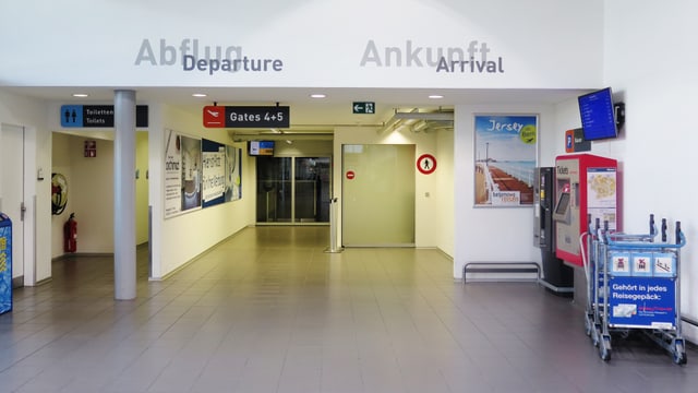 Leere Gänge und geschlossene Türen. Leere Gänge und geschlossene Türen.