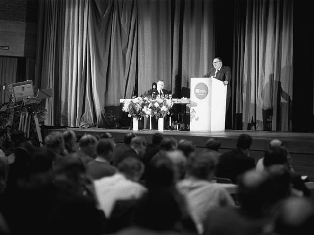 Der amerikanische Futurologe Herman Kahn während seines Vortrages beim WEF-Vorläufer European Management Symposium 1971 in Davos.