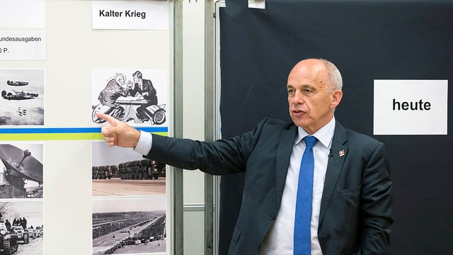 Verteidigungsminister Ueli Maurer beim Kasernengespräch Verteidigungsminister Ueli Maurer beim Kasernengespräch