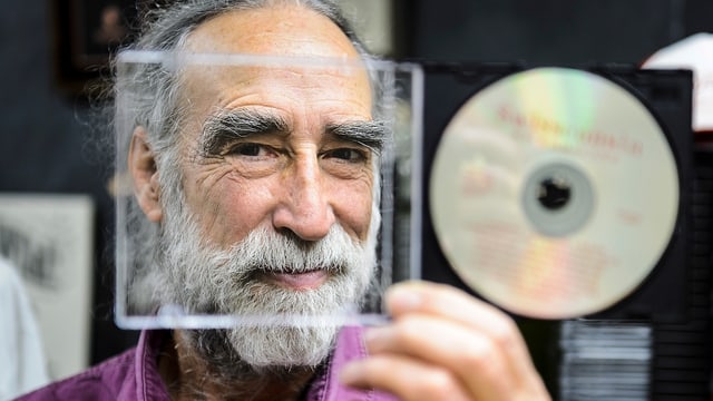 Ein Mann mit einer CD Ein Mann mit einer CD