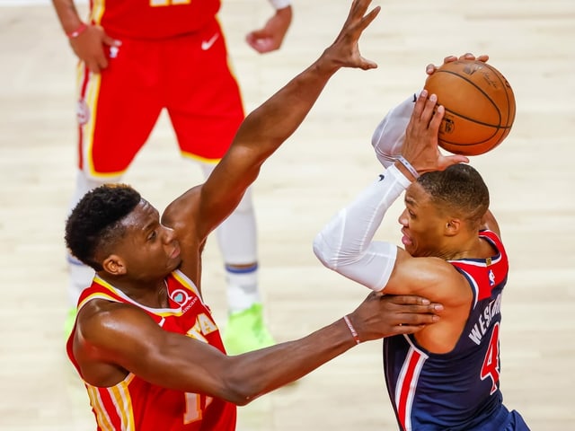 Atlantas Clint Capela gegen Washingtons Russell Westbrook. Atlantas Clint Capela gegen Washingtons Russell Westbrook.