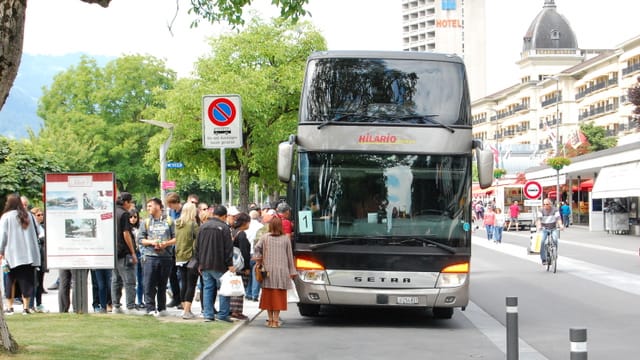 Bus hält am Interlakner Höheweg. Bus hält am Interlakner Höheweg.