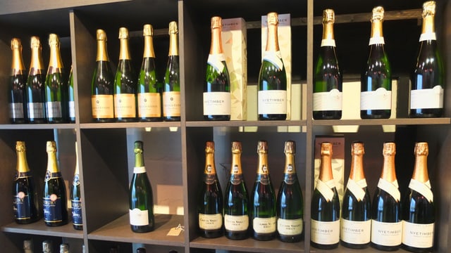 Regal mit Englischem Schaumwein Regal mit Englischem Schaumwein