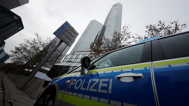 Symbolbild: Polizeiauto vor einem Wolkenkratzer der Deutschen Bank in Frankfurt. Symbolbild: Polizeiauto vor einem Wolkenkratzer der Deutschen Bank in Frankfurt.