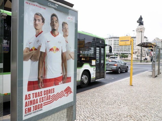 Rund 1400 solcher Plakate hat RB in Lissabon anbringen lassen. Rund 1400 solcher Plakate hat RB in Lissabon anbringen lassen.