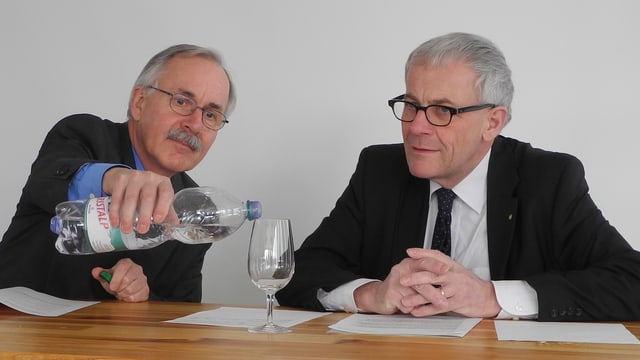 Hug schenkt Fluri ein Glas Wasser ein Hug schenkt Fluri ein Glas Wasser ein