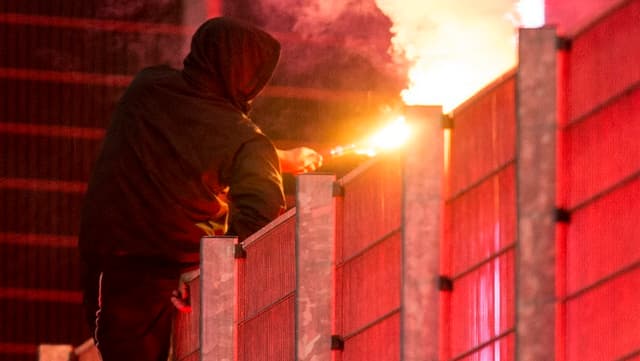 Hooligan zündet eine Fackel. Hooligan zündet eine Fackel.