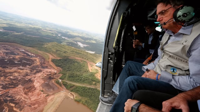 Ein Mann an Bord eines Helis Ein Mann an Bord eines Helis