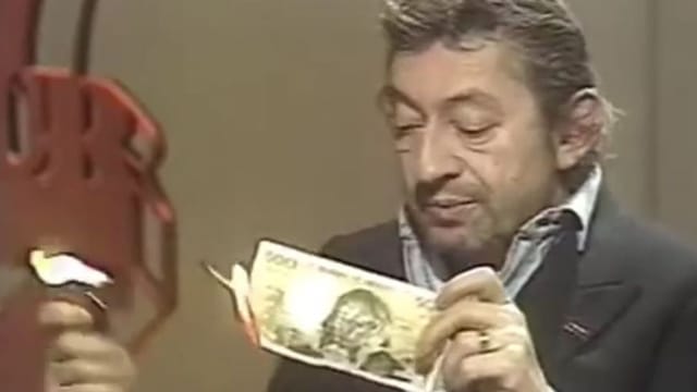 Serge Gainsbourg zündet eine Note an. Serge Gainsbourg zündet eine Note an.