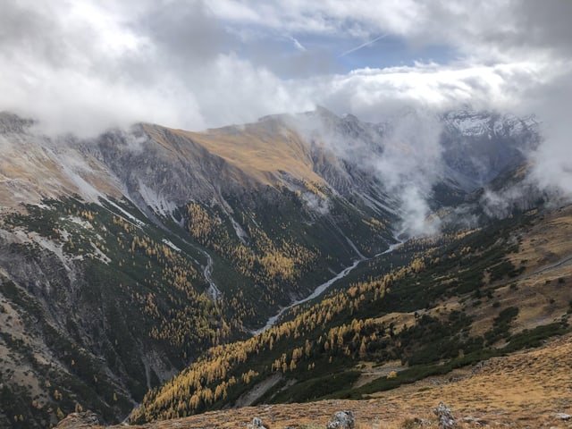 Die Wolken hängen tief.