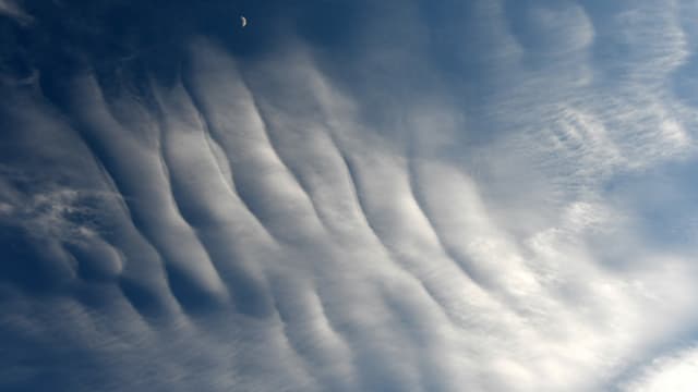 Gewellte Schleierwolken über dem Mittelland. Gewellte Schleierwolken über dem Mittelland.