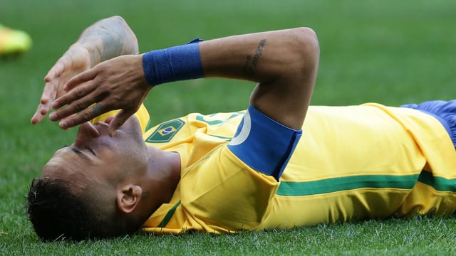 Brasiliens Neymar liegt am Boden. Brasiliens Neymar liegt am Boden.