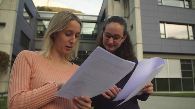 Allesandra Della Cà e Raffaela Solèr cun lur petiziun Allesandra Della Cà e Raffaela Solèr cun lur petiziun
