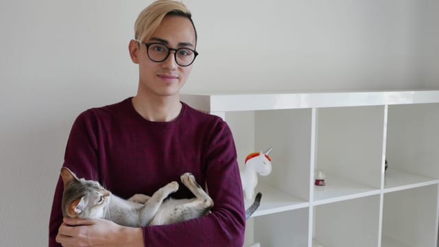 Thomas vor seinem leeren Bücherregal Thomas vor seinem leeren Bücherregal