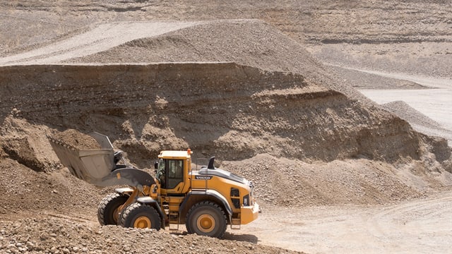 Ein Bagger in einer Kiesgrube Ein Bagger in einer Kiesgrube