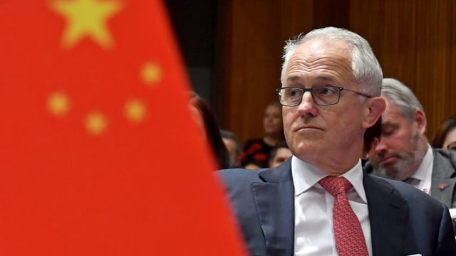 Turnbull neben chinesischer Flagge Turnbull neben chinesischer Flagge
