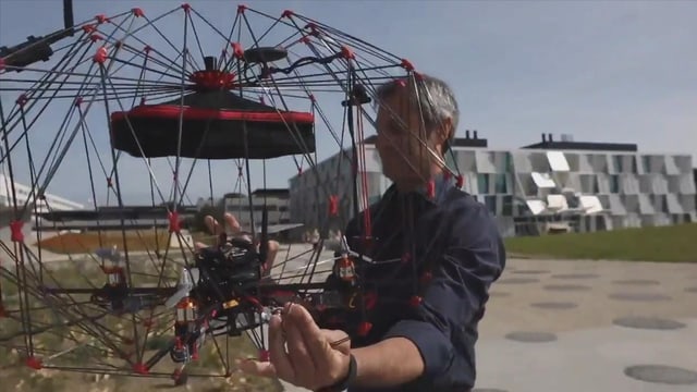Mann hält Drohne Mann hält Drohne