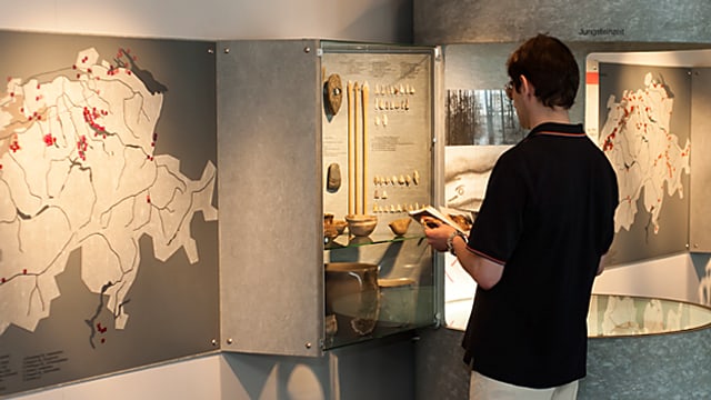 Besucher in der archäologische Dauerausstellung Besucher in der archäologische Dauerausstellung