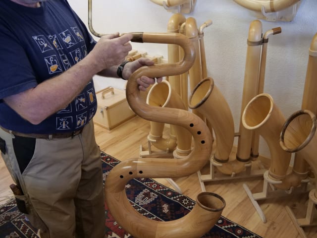 ein altes Balsinstrument - ein Serpent ein altes Balsinstrument - ein Serpent