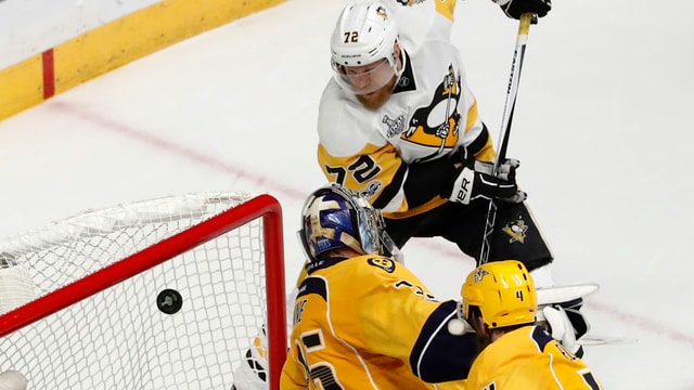 Patric Hörnqvist befördert den Puck ins Netz. Patric Hörnqvist befördert den Puck ins Netz.