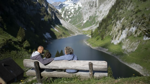 Ausflügler blicken auf den Fählensee im Alpstein Ausflügler blicken auf den Fählensee im Alpstein