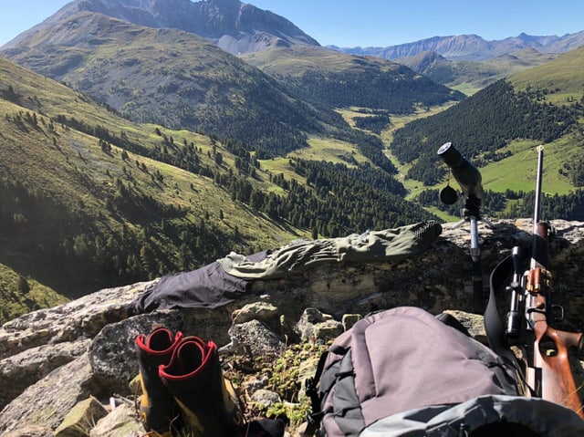 Purtret d'in satgados e da chalzers tut sternì en il sulegl per laschar sitgir.